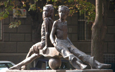 skulptura_petya_i_gavrik_400w_250h